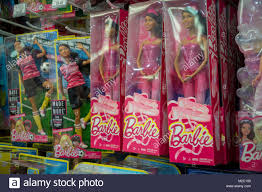 Toys r us times square barbie. Eine Zusammenstellung Der Verschiedenen Mattel Barbie Puppen In Der Toys R Us Lage Am Times Square In New York Am Freitag 2 Februar 2018 Mattel Vor Kurzem Berichtet Im Vierten Quartal Der