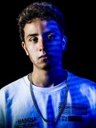 Leidse singer-songwriter Twan Ray is al miljoenen keren beluisterd op  Spotify, maar komt nu met soloalbum: 'Mijn angst voor het coronavirus heb  ik geuit in liedjes' [video]