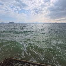 日本版エプスタイン島と呼ばれる 豊島  にやってきました。例の保養施設のすぐ近くまで行ってみたが、諸般の事情により画像はアップしないことにいたしました(笑) 東京トガリ まめしば