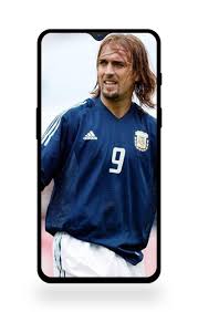 He ensured the ball stayed hit and even pulled off a head band. Batistuta Wallpaper Fans Hd New 4k For Android Apk Download