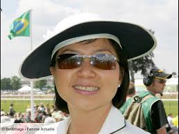 Anh dao traxel et son époux emmanuel en 2006. Claude Chirac En Froid Avec Sa Soeur Adoptive Les Vraies Raisons De Sa Brouille Avec Anh Dao Traxel Femme Actuelle Le Mag