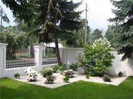 Tout comme elle se doit d'être confortable et saine, votre maison doit également être un lieu de sérénité face aux découvrez nos conseils pour l'équiper, l'aménager et l'entretenir en toute saison. Idee Amenagement Jardin Devant Maison 50 Idees Pour La Devanture