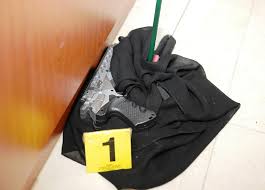 ينتقل علاء الدين للعيش في الامارات بعد أن عاش أغلب حياته في روسيا وتزوج إمراة روسية وأنجب منها ابنتين، ليسكنوا مقابل رجل مسن إسمه علي وولده خلف. Ø¨Ø§ÙÙÙØ¯ÙÙ Ø´Ø±Ø·Ø© Ø£Ø¨ÙØ¸Ø¨Ù ØªÙØ´Ù ÙÙØ§Ø¨Ø³Ø§Øª Ø¬Ø±ÙÙØ© Ø°Ø§Øª Ø§ÙÙÙØ¦Ø© Ø§ÙØ´Ø¨Ø­ÙØ©