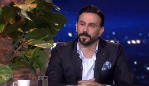 نشر الممثل السوري قصي_خولي صورةً له، ظهر بعدما حلق شاربه ولحيته، بمظهرٍ جديد. Ø´Ø§Ù‡Ø¯ Ù‚ØµÙŠ Ø®ÙˆÙ„ÙŠ Ù„Ø£ÙˆÙ„ Ù…Ø±Ø© Ù…Ø¹ Ø§Ø¨Ù†Ù‡ Ø¨Ø¹Ø¯ Ø§Ù„Ø£Ø²Ù…Ø© Ù…Ø¹ Ø²ÙˆØ¬ØªÙ‡ Ù‚Ù†Ø§Ø© Ø§Ù„Ø¹Ø§Ù„Ù… Ø§Ù„Ø§Ø®Ø¨Ø§Ø±ÙŠØ©