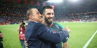 Arda, maç öncesi terim'in elini öptü. Arda Turan Dan Fatih Terim Paylasimi Fotomac