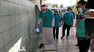 Membersihkan lingkungan sekolah menjelang libur semester. Galak Agensi Agama Orang Ramai Gotong Royong Bersihkan Masjid