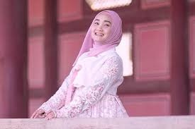 Update berita dan info hangat seputar anime we may not be the best, but we always give our best. Mengakui Dirinya Wibu Fatin Rilis Pelangi Dan Hujan Yang Bernuansa J Pop Pikiran Rakyat Com