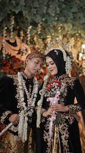 Untuk pengantin berhijab dan ingin menggunakan rias pengantin adat jawa, tetap bisa bahkan dengan paes ageng jogja dan paes solo putri lukis sekalipun. Pengantin Jawa Muslim