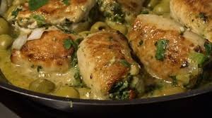 دجاج محشي بالسبانخ والجبن في المقلة ساهل وبنين ويبقي طري احسن من الفرن لي يبس الدجاج Youtube Food Low Carb Recipes Recipes