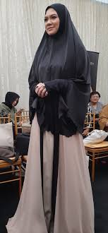 Fesyen jubah kini semakin digilai ramai, begitu juga dengan citarasa mek cah sekarang yang gemarkan fesyen jubah bagi memudahkan urusan harian. Koleksi Terkini Jubah Dan Pakaian Muslimah Munawwareen 2020 Qisstiera