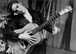 Elvis presley pictured with girlfriend linda thompson as they arrived at a hotel after a concert in 'elvis presley: Zum 40 Todestag Von Elvis Presley Der King Lebt Zumindest Im Stream Musikexpress