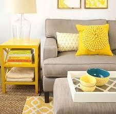 Detalles De Color Amarillo En Objetos Decorativos Para Un Living Yellow Living Room Expensive Room Home Decor