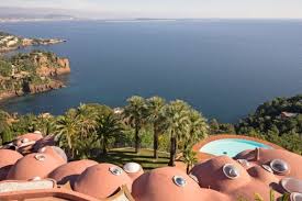 Vivre Dans Un Palais Bulles Comme Les Barbapapa Theoule Sur Mer Bulles Barbe A Papa