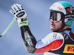 Auf zwei skiern fährt der sportler den berg hinab. 1xd 4gzwtzql0m