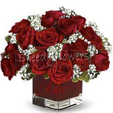 In tutti i periodi dell'anno, tranne i festivi, i prezzi delle rose sono: Composizione Di Rose Rosse In Vetro Speedyflowers