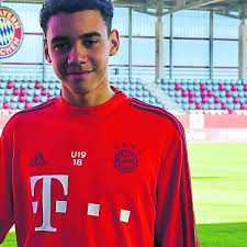 Jamal musiala (born 26 february 2003) is a german footballer who plays as a central attacking midfielder for german club fc bayern münchen. Bayern Trainer Hoeness Schwarmt Vom Fruheren Lehnerzer Jamal Musiala Lokalsport