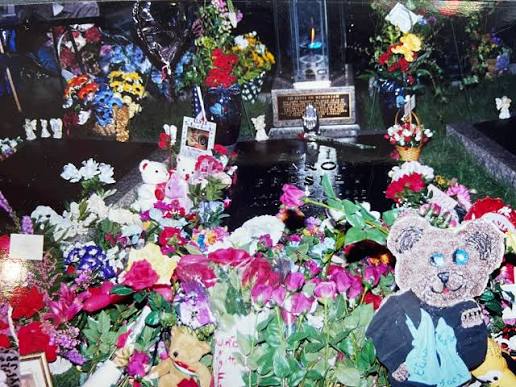 Elvis Week returns to Graceland August 8–16, 2026. Thousands of Elvis  Presley fans will make the pilgrimage to Memphis to celebrate the life,  music, and legacy of the King of Rock 'n'