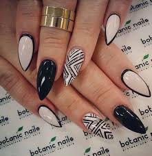 Por otro lado, en los últimos año podemos ver diseños de uñas acrílicas muy bonitos y diferentes que tienen como base el color negro pero le dan un. 2