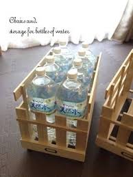 100円すのこを使ってペットボトルの水を収納 chairs and インテリアコーディネーター的ｄｉｙと暮らしのブログ powered by ライブドアブログ 収納 アイデア 収納 ペットボトル すのこ 棚 作り方