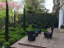 Un Jolie Arbre De Judee Des Cypres D Italie Pour Creer Des Fenetre Sur Une Nature En Pleine Eclosions Jardins Amenagement Jardin Jardin Facile