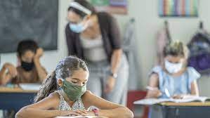 Le port du masque dans les cours d'écoles, initialement maintenu, sera finalement levé dès jeudi parallèlement à l'obligation générale de porter un masque en extérieur, relate france télévisions. Covid 19 Des Medecins Demandent Le Port Du Masque A L Ecole Des 6 Ans Magicmaman Com
