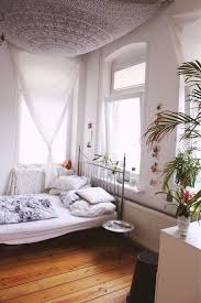 Perfekte Wg Zimmer Inspiration Helle Wande Gemutliches Bett Helle Vorhange Grune Pflanzen Lass Dich Inspirieren Einrichtung Wg Wg Zimmer Wohnen Zimmer