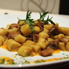 È arrivato l'autunno e finalmente al banco del fruttivendolo è tornata per rendere il piatto ancora più autunnale, ho voluto accompagnarli con un sugo a base di funghi misti; Gnocchi Di Zucca Ai Funghi Porcini Ricette Primi Piatti Gnocchi