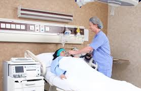 يقدم جرّاحو أطباء بلا حدود الرعاية إلى مريض في مستشفى سانت ماري في بامندا، في المنطقة الشمالية الغربية. Ø§Ù„ØµÙˆØ± Ù…Ø¹Ø±Ø¶ Ø§Ù„ØµÙˆØ±
