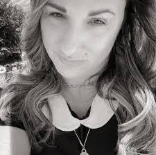 Davette Martinez's Instagram, Twitter & Facebook