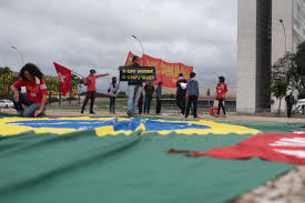 Bandeira do brasil tem que ser banderart, uma das maiores fabricantes de bandeiras do mundo desde 1966.todas as bandeiras produzidas pela banderart seguem normas de confecção rígidas e cumprem os termos da abnt nbr. Bandeira Do Brasil Vira Alvo De Disputa Entre Esquerda E Bolsonaristas