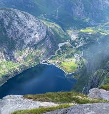 Flying over norway, lysebotn, lysefjorden filmet fra lysebotn, vei med hårnålsvinger ved lysebotn, fjell, innsjøer og daler, fjell med snø Lisaskramh Fjelltur Til Kjerag Majesteten I Lysefjorden