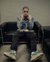 Comprar zapatillas de hombre y zapatillas deportivas mujer. Pin By Zarysbeth On Bad Bunny Bunny Fashion Bunny Wallpaper Cheerleading Stunt