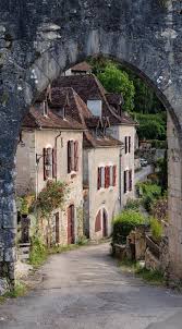 Randonnee De Cahors A Saint Cirq Lapopie Le Long Du Lot En 2020 Village Prefere Des Francais Architecture Medievale Village