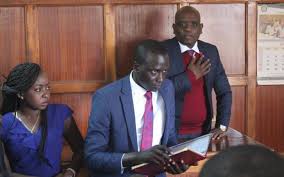 Itumbi na gateri walifika mahakamani jumanne juni 15 kuhusu barua hiyo huku upande wa mashtaka ukisema ndio walikuwa waandishi wa barua hiyo. Detectives Seek To Detain Dennis Itumbi For 14 Days To Probe Tangatanga Whatsapp Group