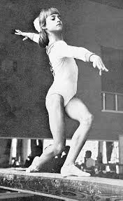 Ian harding hat keine frau, aber er ist seit 2011 in einer beziehung. This Is How I Remember Her Watching Her With My Daddy All Those Years Ago Nadia Comaneci Famous Gymnasts Gymnastics Photography Artistic Gymnastics