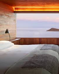 Los Glaciares National Park stands out for its impressive natural beauty,  characterized by multiple glacial lakes and majestic mountains that  surround the trails, leaving travelers in awe. During your journey to Laguna