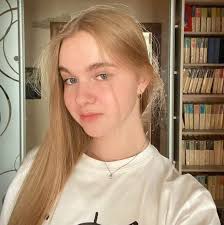 Illinois friends! 🌽💐 I'm headed home this weekend for the 7th Annual  Bloomfest at @hiddentimber Gardens! — just down the road from where I grew  up 💛🐓 I'll be painting a sweet