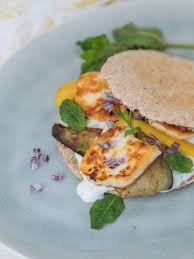 Pita Mit Gegrilltem Gemuse Halloumi Und Minz Joghurt Resteverwertung Gefulltes Pitabrot Mit Gemuse Schnelles Mittagesse Halloumi Lebensmittel Essen Rezepte