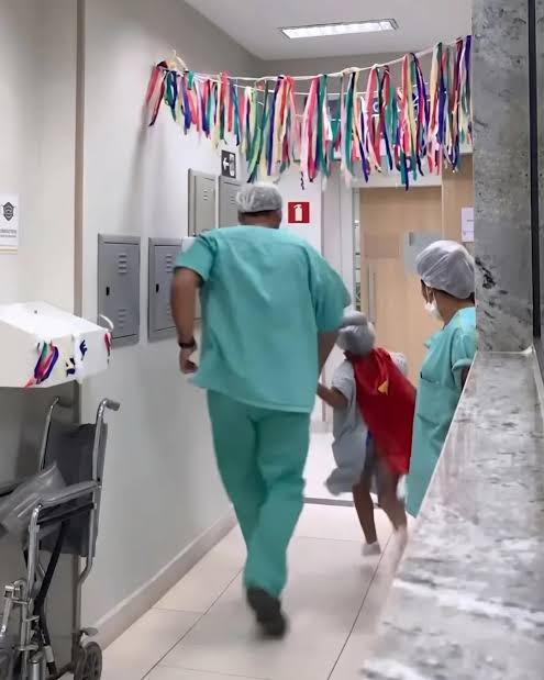Dr. Leandro Guimarães, a dedicated pediatric surgeon in Brazil, is gaining  global attention for his heartwarming approach to patient care. By dressing his  young patients as legendary superheroes like Batman and Superman,