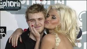 Non, la petite dannielynn birkhead, fille de la défunte anna nicole smith, ne touchera pas un centime de la pharaonique fortune de feu howard marshall et de son clan : Une Surdose De Medicaments A Cause La Mort Du Fils D Anna Nicole Smith Ladepeche Fr