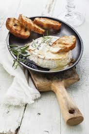 In some ways, it's one of the simplest ripened cheeses to make at home: Het Lekkerste Gerecht Tijdens Kerst Camembert Uit De Oven Food Photography Food Inspiration Recipes