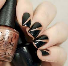 Las uñas pueden ir en negro y dorado (mira este artículo para que te inspires). Https Xn Decorandouas Jhb Net Unas Doradas