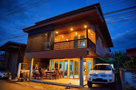 ร โนเวทบ านเก าอาย 25 ป เจ าของออกแบบเอง ด แลการร โนเวทเอง ใช ช างท งหมดในหม บ าน ล กษณะบ านเด มจะเป นบ านคร งไม คร งป น ภายนอก บ าน บ านในฝ น ร ปแบบบ าน