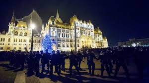 Demonstráció budapest 2019.02.10.a miniszterelnök év értékelése napján. Ujabb Tuntetest Szerveznek A Parlament Ele 24 Hu