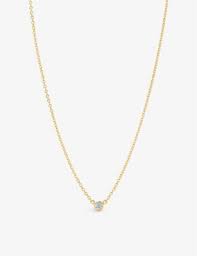 Gros plan sur un collier de diamants