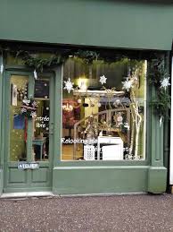 Page officielle de pagesjaunes, fournisseur d'informations locales et pratiques. H Et M Deco Decorations De Vitrines Decoration Vitrine Relooking Meuble