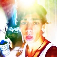 Aaron Fernando (@azzanandos)