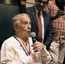 Alexandre começou na dublagem em 1998, na herbert richers, levado pelo seu avô orlando drummond, o seu irmão. Ator Orlando Drummond Completa 100 Anos De Idade Entretenimento Pleno News