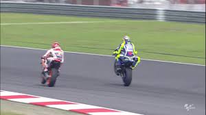 © jaime de diego/red bull content il campione del mondo della motogp marc marquez si prepara per la nuova stagione, tra palestra e. Marc Marquez And Valentino Rossi Double Wheelie In Tribute To Super Sic 2016 Motogp Youtube