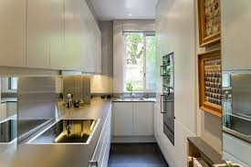 Rangement sur les deux murs opposés. Petite Cuisine 15 Cuisines De Petite Surface Pour Faire Le Plein D Idees D Amenagement Par Marion Arnoud Loherst Domozoom Com